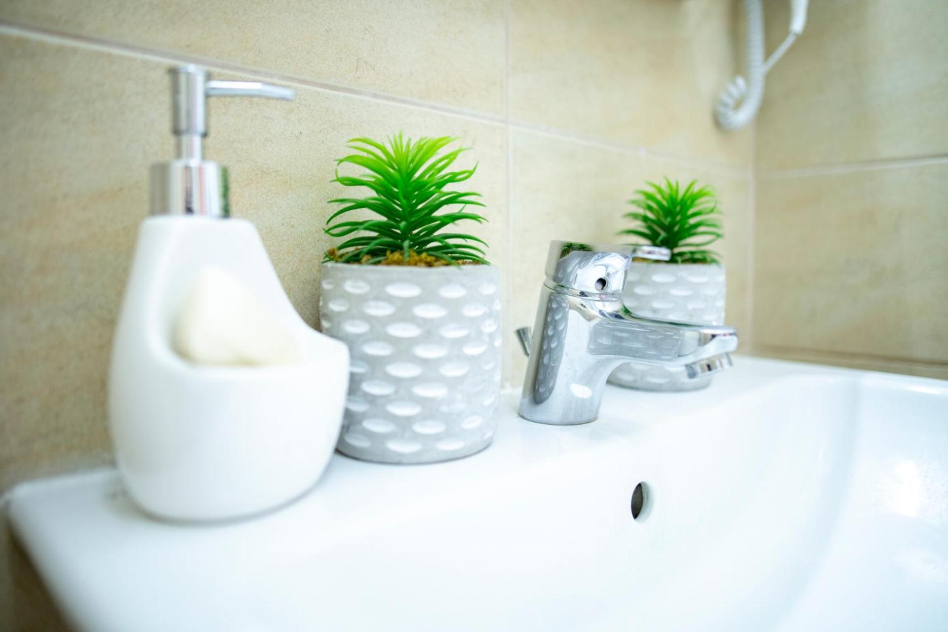 Gvitown Central Apartment Bukares Bagian luar foto